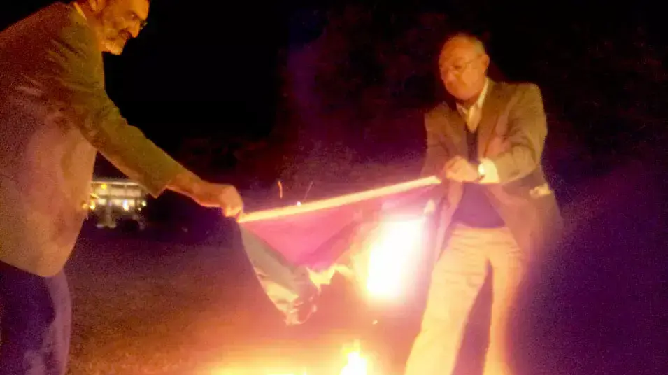 אלדד ובן ארי שרפו דגל פלסטין מול הכנסת,נובמבר 2012 אלדד ובן ארי שרפו דגל פלסטין מול הכנסת,נובמבר 2012
