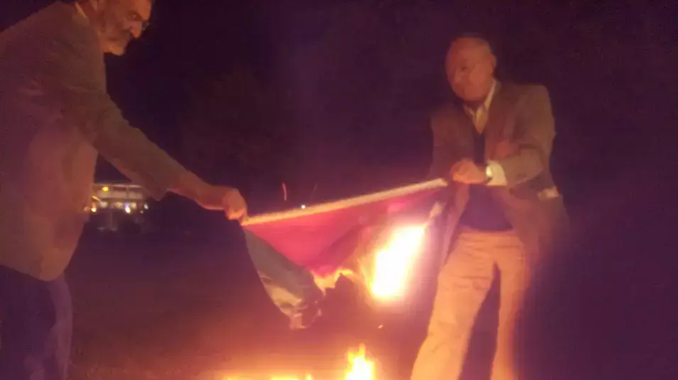 פעילי ימין ניסו לשרוף דגלי הרשות - ונעצרו