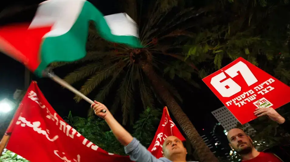 הפגנת תמיכה של פעילי שמאל בפניה הפלסטינים לאו"ם בשדרות רוטשילד בתל אביב, נובמבר 2012 הפגנת תמיכה של פעילי שמאל בפניה הפלסטינים לאו"ם בשדרות רוטשילד בתל אביב, נובמבר 2012