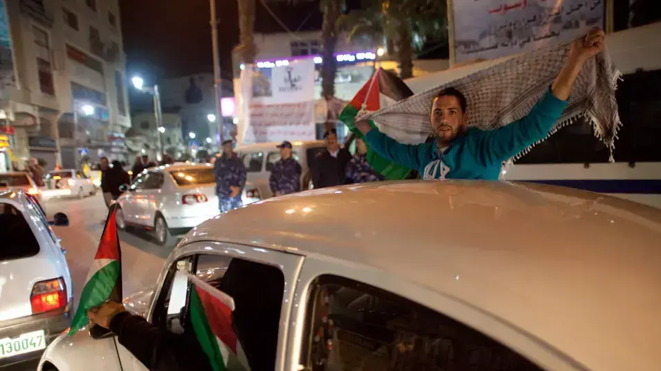 מאות פלסטינים חגגו ברמאללה את קבלת פלסטין כמדינה משקיפה באו"ם, 29 בנובמבר 2012 מאות פלסטינים חגגו ברמאללה את קבלת פלסטין כמדינה משקיפה באו"ם, 29 בנובמבר 2012