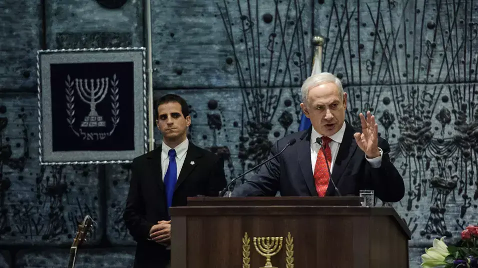 בנימין נתניהו ושמעון פרס בטקסט הענקת עיטור למצטיינים במאבק בסחר בבני אדם בנימין נתניהו ושמעון פרס בטקסט הענקת עיטור למצטיינים במאבק בסחר בבני אדם