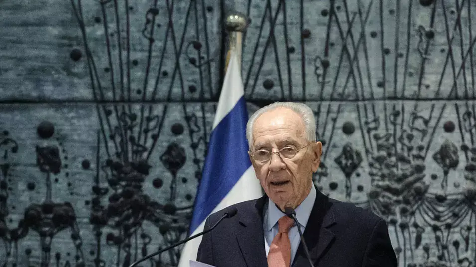 בנימין נתניהו ושמעון פרס בטקסט הענקת עיטור למצטיינים במאבק בסחר בבני אדם בנימין נתניהו ושמעון פרס בטקסט הענקת עיטור למצטיינים במאבק בסחר בבני אדם