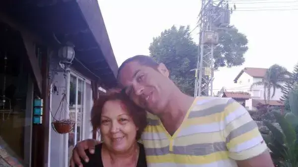 סמואל ברזילי עם "הדודה מרי", שהפעילה מזנון לחיילים בלבנון סמואל ברזילי עם "הדודה מרי", שהפעילה מזנון לחיילים בלבנון
