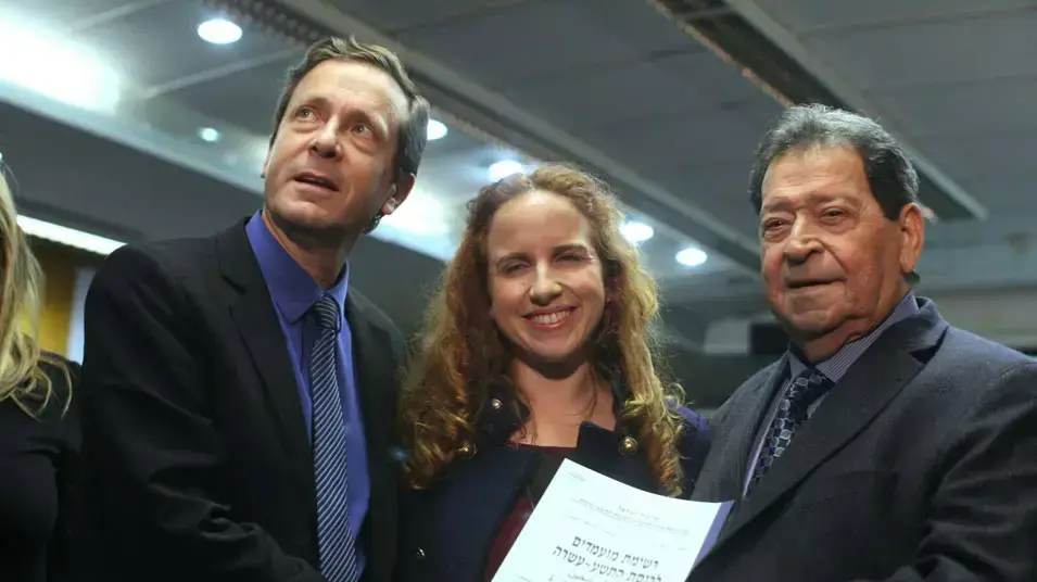סתיו שפיר ופואד בן אליעזר מגישים את רשימת העבודה לוועדת הבחירות , דצמבר 2012 סתיו שפיר ופואד בן אליעזר מגישים את רשימת העבודה לוועדת הבחירות , דצמבר 2012