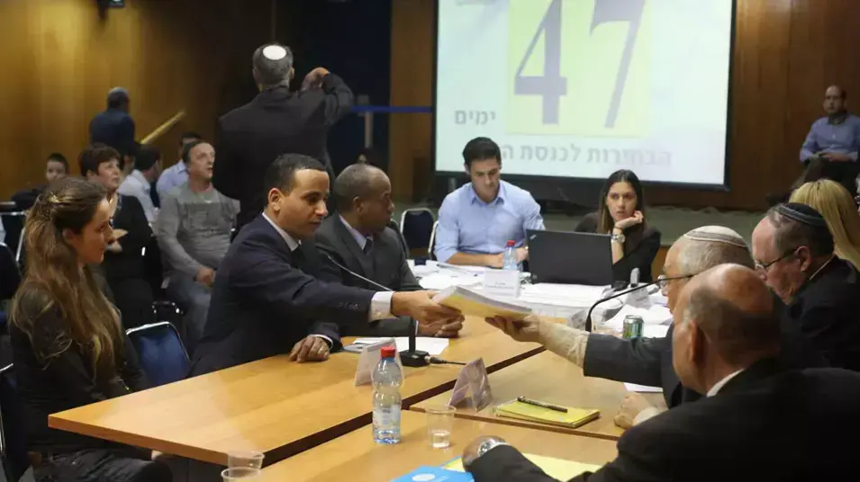 הגשת הרשימות לוועדת הבחירות המרכזית דצמבר 12 הגשת הרשימות לוועדת הבחירות המרכזית דצמבר 12