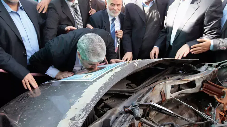 : ראש הלשכה מדינית של חמאס, חאלד משעל, מנשק את תמונתו של אחמד ג'עברי, המודבקת על המכונית בה נסע כשחוסל, 7 בדצמבר 2012 : ראש הלשכה מדינית של חמאס, חאלד משעל, מנשק את תמונתו של אחמד ג'עברי, המודבקת על המכונית בה נסע כשחוסל, 7 בדצמבר 2012