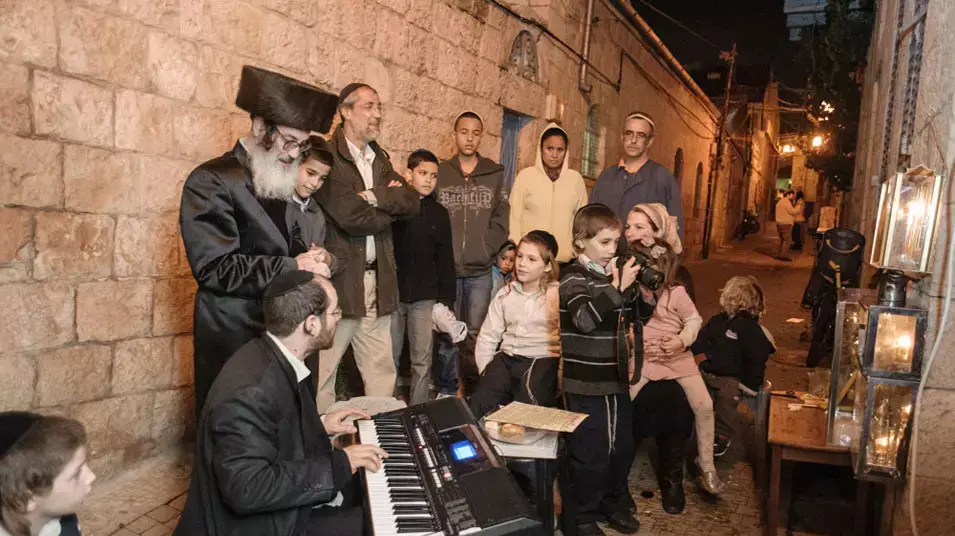 הדלקת נר ראשון בשכונת נחלאות בירושלים הדלקת נר ראשון בשכונת נחלאות בירושלים