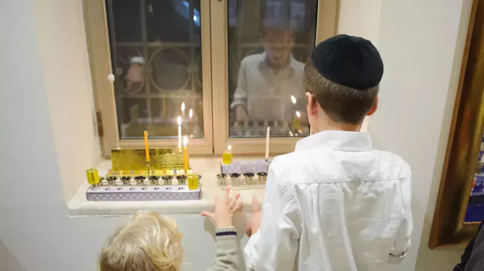 הדלקת נר ראשון בשכונת נחלאות בירושלים הדלקת נר ראשון בשכונת נחלאות בירושלים