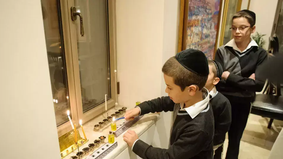 הדלקת נר ראשון בשכונת נחלאות בירושלים הדלקת נר ראשון בשכונת נחלאות בירושלים