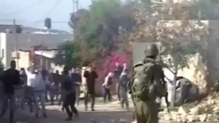 שוב: חיילי צה"ל נסים מפני ההמון הפלסטיני