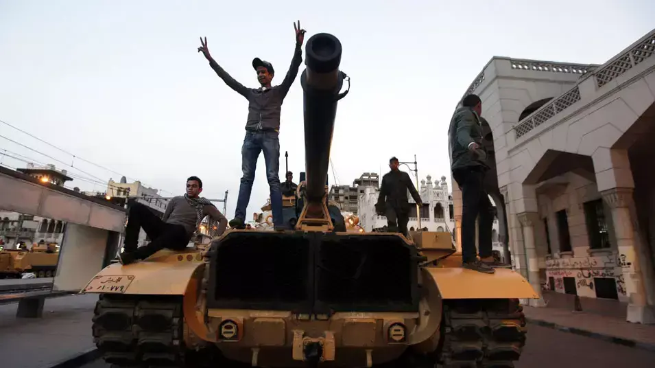 טנקים ומפגינים עדיין שוהים מחוץ לארמון הנשיא