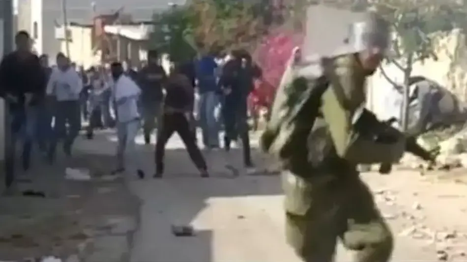 חיילים בורחים מהמון זועם חיילים בורחים מהמון זועם