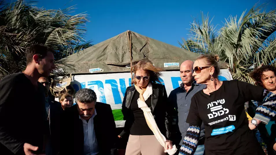 ציפי לבני ועמיר פרץ במאהל הפראיירים , דצמבר 2012 ציפי לבני ועמיר פרץ במאהל הפראיירים , דצמבר 2012