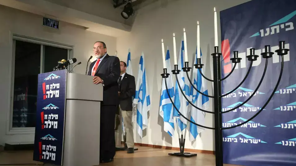 יו"ר ישראל ביתנו, אביגדור ליברמן בהדלקת נר רביעי עם חברי מפלגתו, דצמבר 2012 יו"ר ישראל ביתנו, אביגדור ליברמן בהדלקת נר רביעי עם חברי מפלגתו, דצמבר 2012