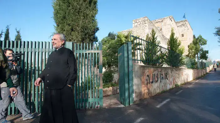 השחתה וכתובות נאצה במנזר המצלבה בירושלים