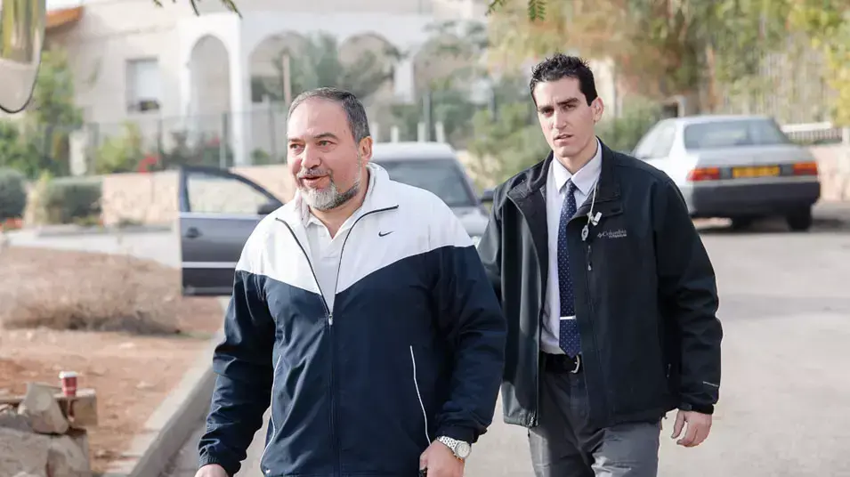 אביגדור ליברמן ביוצא מביתו ביום ההחלטה האם יוגש כתב אישום, דצמבר 2012 אביגדור ליברמן ביוצא מביתו ביום ההחלטה האם יוגש כתב אישום, דצמבר 2012