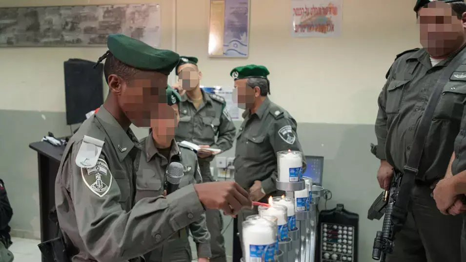 הדלקת נר שישי בבסיס ההדרכה של מגב בבית חורון, דצמבר 2012 הדלקת נר שישי בבסיס ההדרכה של מגב בבית חורון, דצמבר 2012