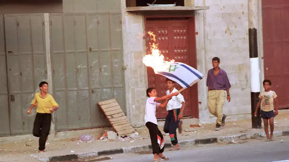 ילדים פלסטינים מפגינים נגד הסכמי אוסלו בעזה, 1993 ילדים פלסטינים מפגינים נגד הסכמי אוסלו בעזה, 1993
