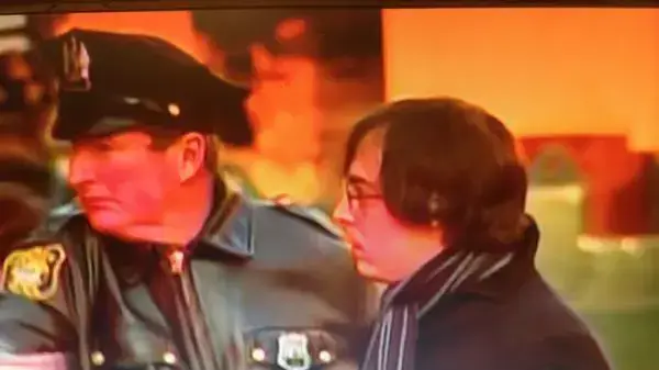 חשוד בירי בקונטיקט מובל באזיקים. הובוקן, ניו ג'רזי. דצמבר, 2012 חשוד בירי בקונטיקט מובל באזיקים. הובוקן, ניו ג'רזי. דצמבר, 2012