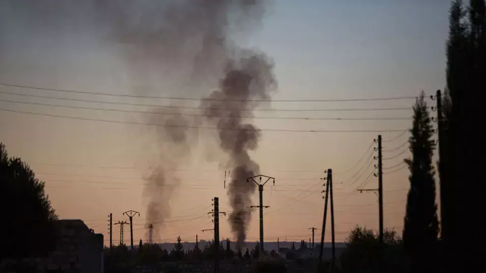 עשן מיתמר מעל בסיס צבאי בתל שין בסוריה, 15 דצמבר 2012 עשן מיתמר מעל בסיס צבאי בתל שין בסוריה, 15 דצמבר 2012
