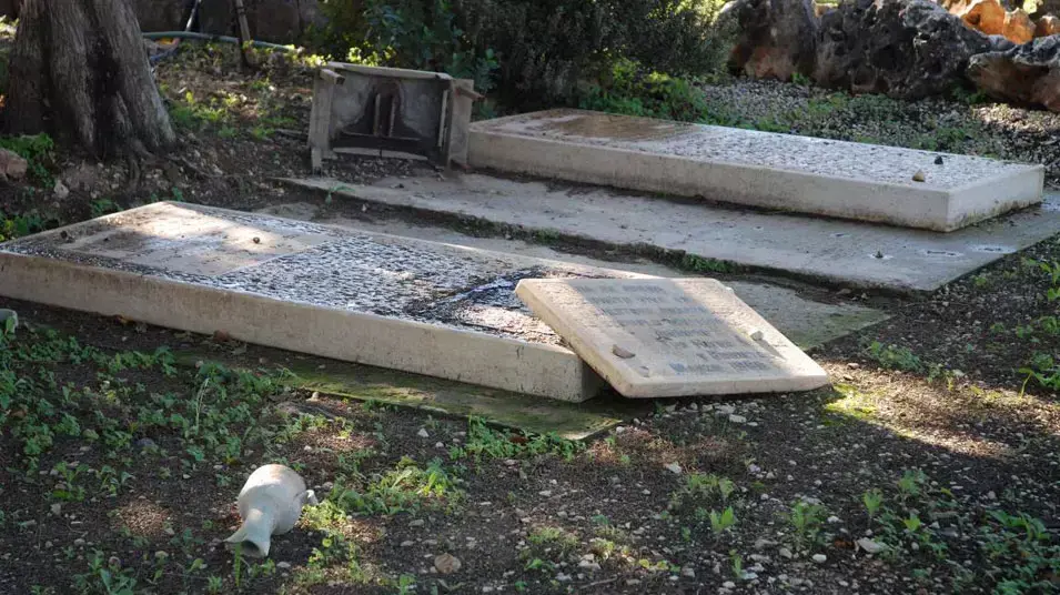 השחתת מצבות בבית העלמין הצבאי בבית קשת , דצמבר 2012 השחתת מצבות בבית העלמין הצבאי בבית קשת , דצמבר 2012