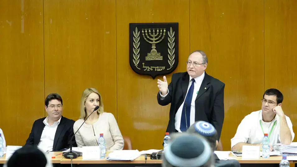 אליקים רובינשטיין בדיון ועדת הבחירות בנושא פסילת מפלגות ומועמדים, דצמבר 2012 אליקים רובינשטיין בדיון ועדת הבחירות בנושא פסילת מפלגות ומועמדים, דצמבר 2012