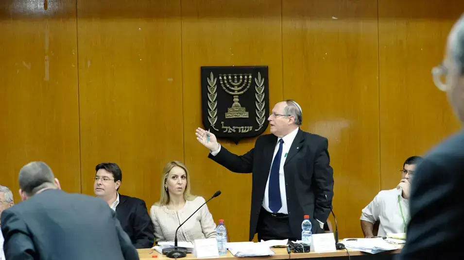 אליקים רובינשטיין בדיון ועדת הבחירות בנושא פסילת מפלגות ומועמדים, דצמבר 2012 אליקים רובינשטיין בדיון ועדת הבחירות בנושא פסילת מפלגות ומועמדים, דצמבר 2012