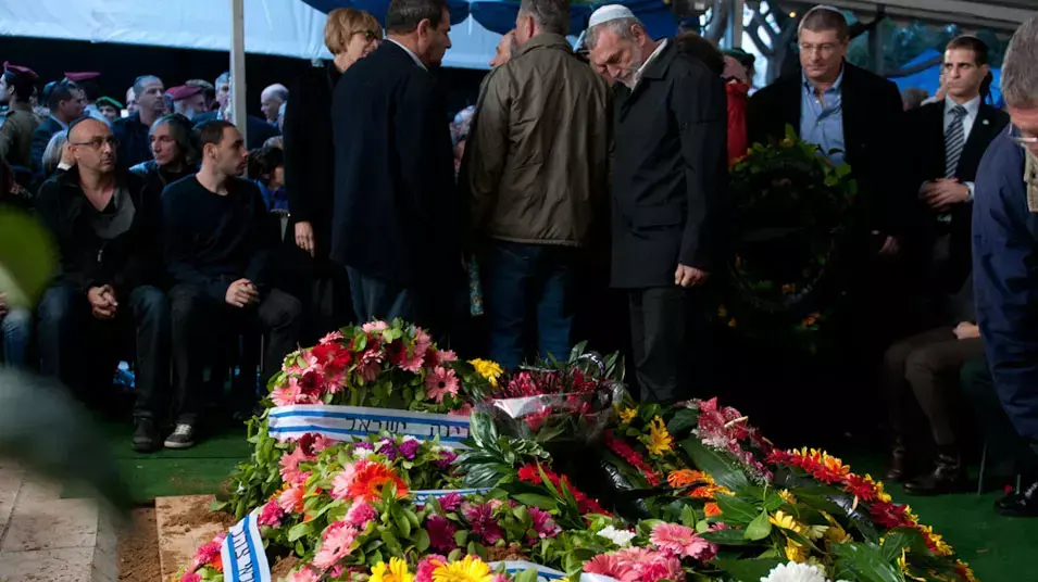 הלוויתו של אמנון ליפקין שחק בקרית שאול, דצמבר 2012 הלוויתו של אמנון ליפקין שחק בקרית שאול, דצמבר 2012