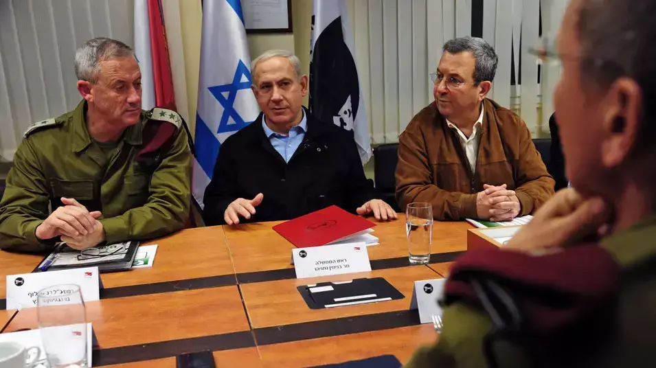 ראש הממשלה בנימין נתניהו עם הרמטכ"ל בני גנץ ושר הביטחון אהוד ברק מבקר בפיקוד מרכז ראש הממשלה בנימין נתניהו עם הרמטכ"ל בני גנץ ושר הביטחון אהוד ברק מבקר בפיקוד מרכז