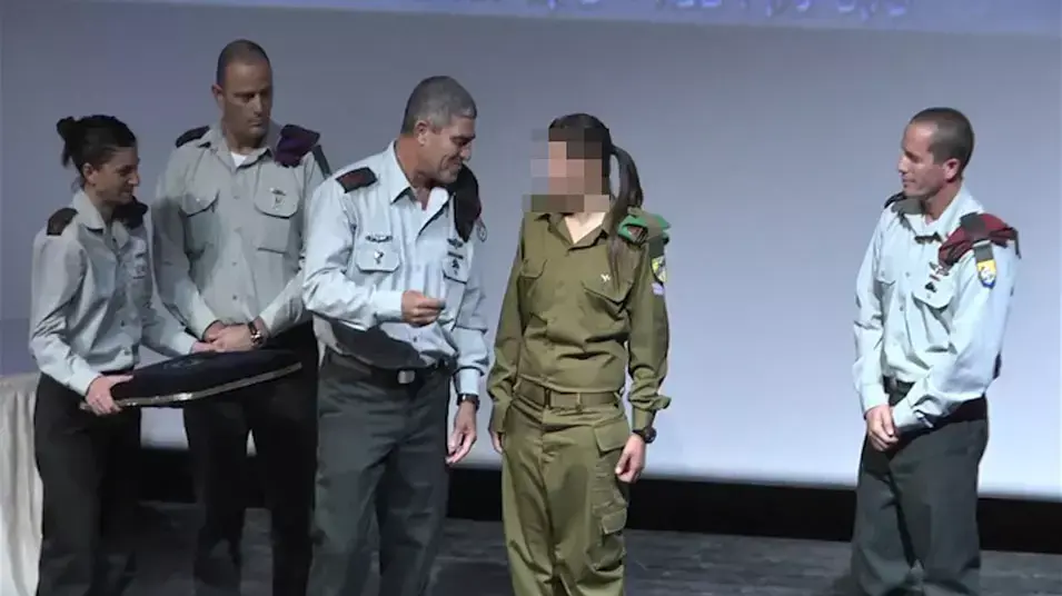 חיילת גדוד קרקל שהרגה מחבל מקבלת צל"ש מאלוף פיקוד הדרום טל רוסו, דצמבר 2012 חיילת גדוד קרקל שהרגה מחבל מקבלת צל"ש מאלוף פיקוד הדרום טל רוסו, דצמבר 2012