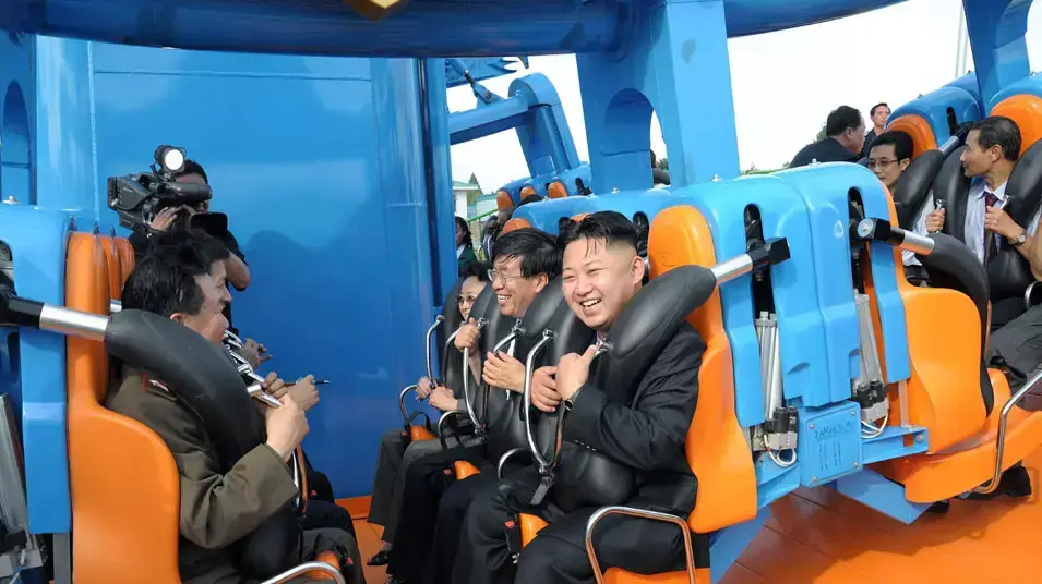 שליט קוריאה הצפונית קים ג'ונג און ברכבת הרים. פיונגיאנג, יולי 2012
