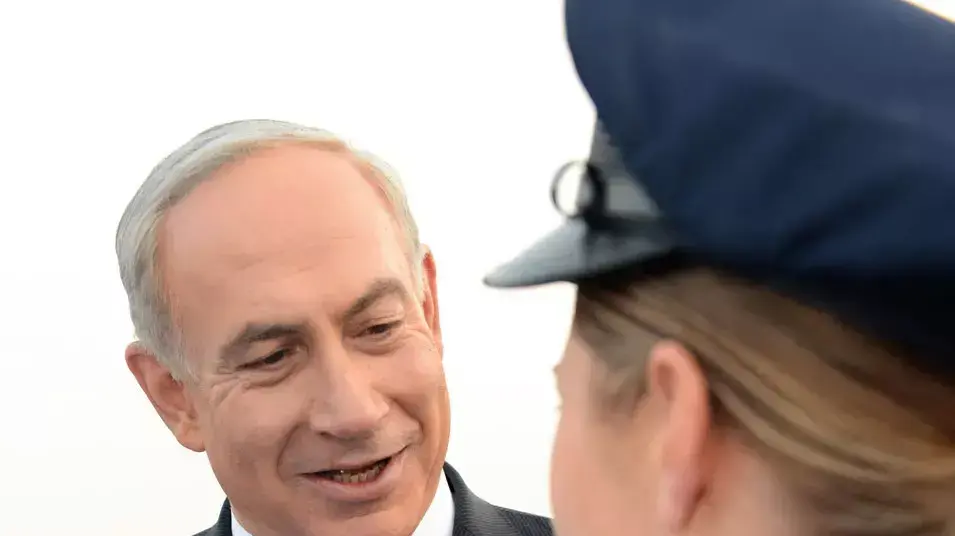 ראש הממשלה בנימין נתניהו טקס סיום קורס טיס, עם הנווטת הדתייה, דצמבר 2012 ראש הממשלה בנימין נתניהו טקס סיום קורס טיס, עם הנווטת הדתייה, דצמבר 2012