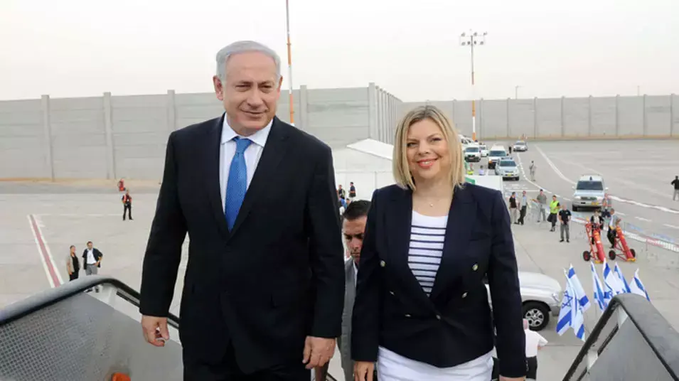 ראש הממשלה בנימין נתניהו ורעייתו שרה עולים על מטוס בדרכם לפריז- מאי 2010