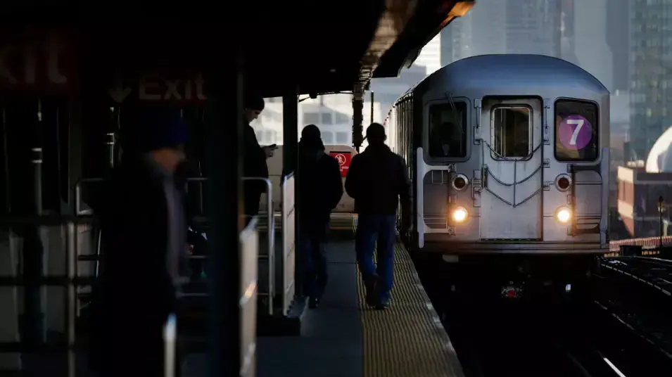 תחנת רכבת תחתית ברובע קווינס, ניו יורק. דצמבר 2012 תחנת רכבת תחתית ברובע קווינס, ניו יורק. דצמבר 2012