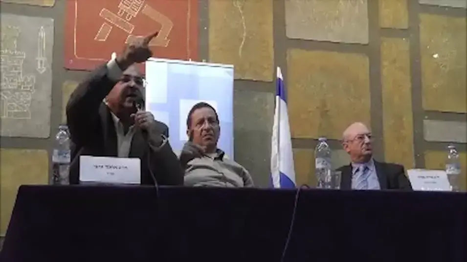חבר הכנסת אחמד טיבי הוברח מעימות באוניברסיטת בר אילן, דצמבר 2012 חבר הכנסת אחמד טיבי הוברח מעימות באוניברסיטת בר אילן, דצמבר 2012