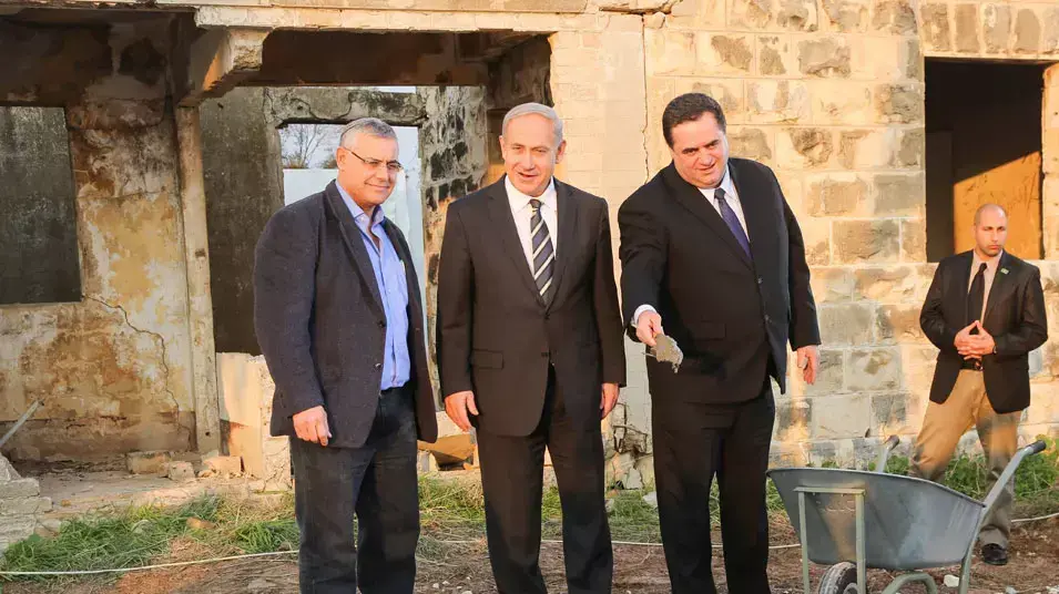 ראש הממשלה בנימין נתניהו עם שר התחבורה ישראל כ"ץ וראש עיירת בית שאן ג'קי לוי בטקס הנחת אבן פינה לתחנת רכבת בית שאן, דצמבר 2012