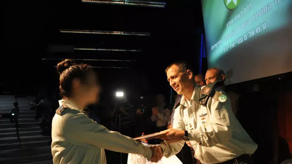 קצינה במודיעין שעמדה בראש צוות פיתוח קיבלה פרס מראש אמ"ן קצינה במודיעין שעמדה בראש צוות פיתוח קיבלה פרס מראש אמ"ן