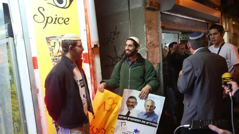 מיכאל בן ארי בהפגנה נגד מסתננים בדרום תל אביב, דצמבר 2012