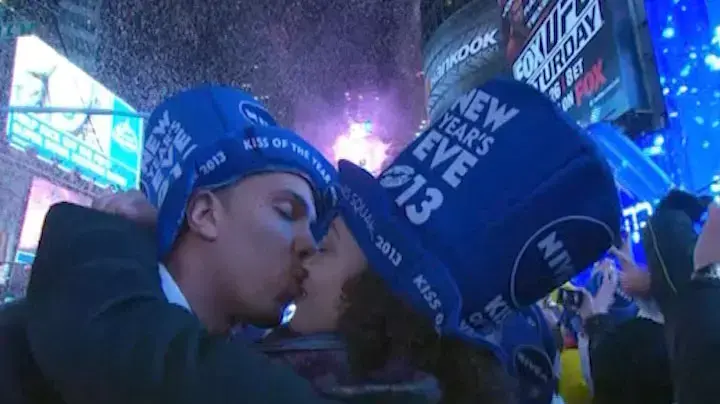 רבבות בכיכר טיימס קיבלו את שנת 2013