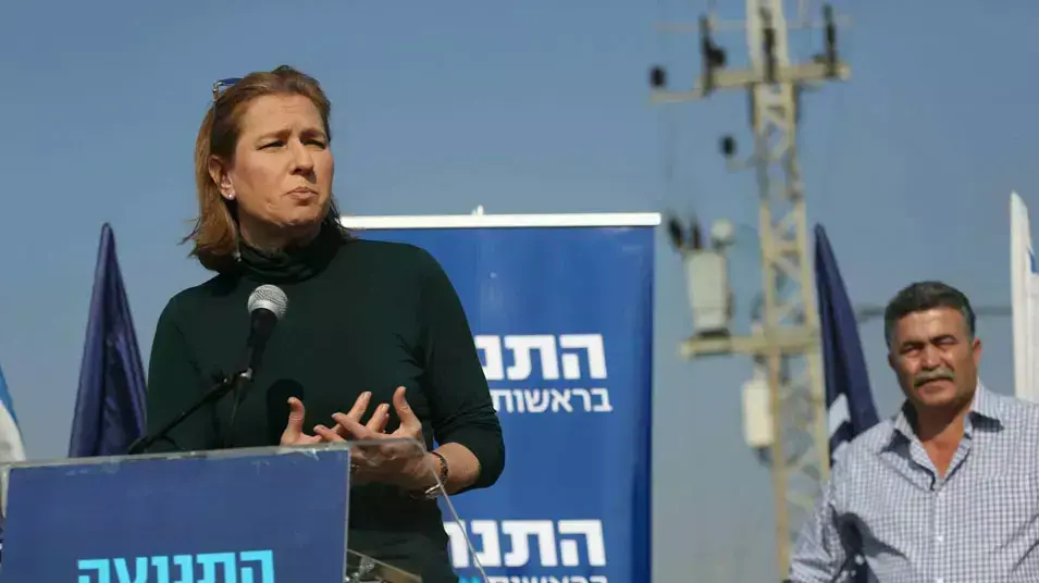 ציפי לבני, עמיר פרץ ונציגי המפלגה בסיור ליד כיפת ברזל באשקלון, דצמבר 2012 ציפי לבני, עמיר פרץ ונציגי המפלגה בסיור ליד כיפת ברזל באשקלון, דצמבר 2012