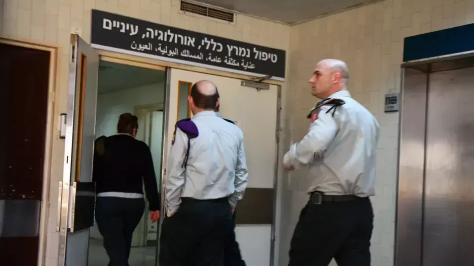 קציני צה"ל מגיעים לבקר את החיילת נעמה יהל, הבוקר בהלל יפה. ינואר 2013 קציני צה"ל מגיעים לבקר את החיילת נעמה יהל, הבוקר בהלל יפה. ינואר 2013