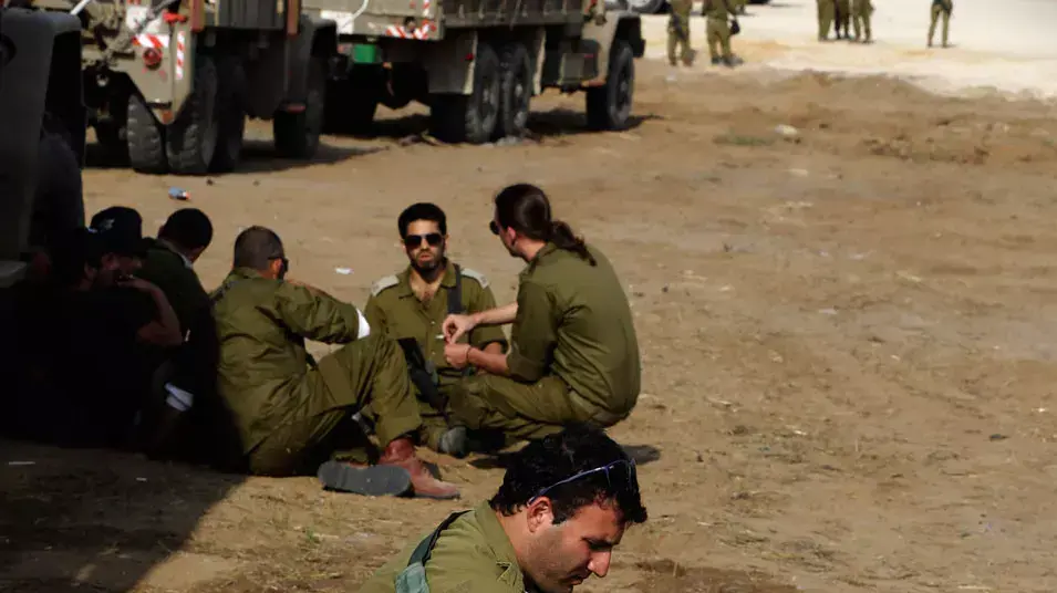 חייל משתמש בטלפון סלולרי בשטח התכנסות מחוץ לרצועת עזה, בתום מבצע עמוד ענן, נובמבר 2012 חייל משתמש בטלפון סלולרי בשטח התכנסות מחוץ לרצועת עזה, בתום מבצע עמוד ענן, נובמבר 2012