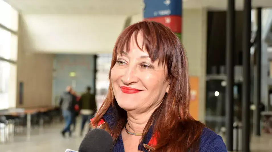 ציפי פינס בטקס האשכבה לזהרירה חריפאי בקאמרי ציפי פינס בטקס האשכבה לזהרירה חריפאי בקאמרי