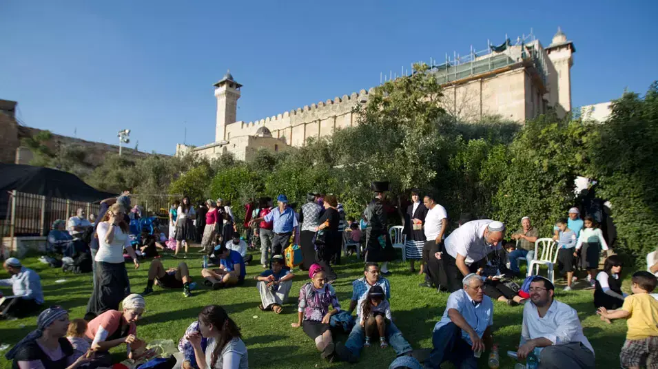 מבקרים יהודים מחוץ למערת המכפלה בחברון, סוכות 2012 מבקרים יהודים מחוץ למערת המכפלה בחברון, סוכות 2012