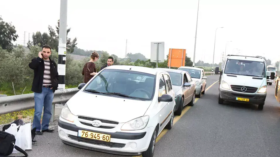 שלושים רכבים נתקעו על כביש החוף ליד מחלף פולג כתוצאה מזיהום בדלק, ינואר 2013 שלושים רכבים נתקעו על כביש החוף ליד מחלף פולג כתוצאה מזיהום בדלק, ינואר 2013