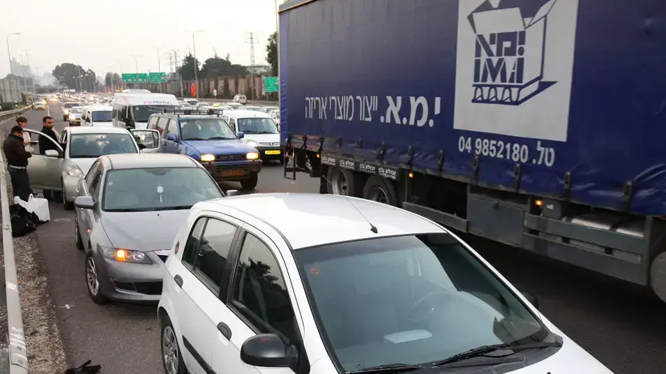 שלושים רכבים נתקעו על כביש החוף ליד מחלף פולג כתוצאה מזיהום בדלק, ינואר 2013 שלושים רכבים נתקעו על כביש החוף ליד מחלף פולג כתוצאה מזיהום בדלק, ינואר 2013
