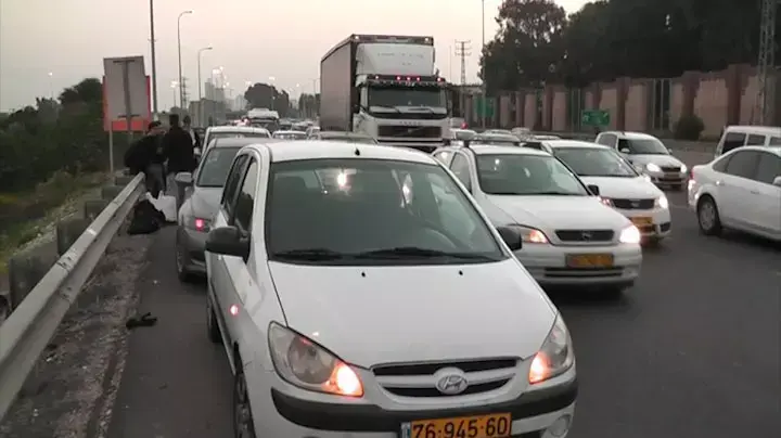 בשל תקלה בתדלוק: עשרות נתקעו על כביש 2