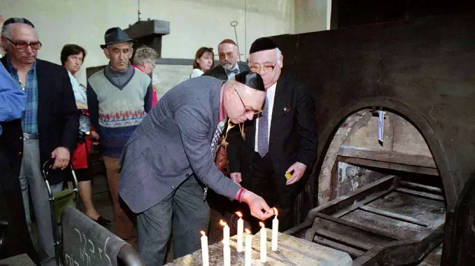 מדליקים נר לזכר קהילת יהודי צ'כיה, יום השואה 1998 מדליקים נר לזכר קהילת יהודי צ'כיה, יום השואה 1998