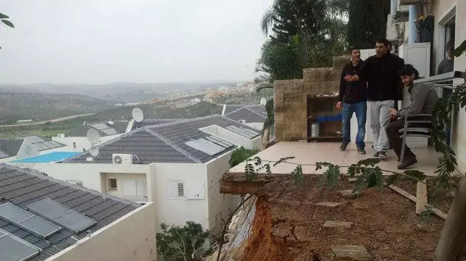 עשרות תושבים באורנית פונו מבתיהם בשל קריסת חומה עשרות תושבים באורנית פונו מבתיהם בשל קריסת חומה