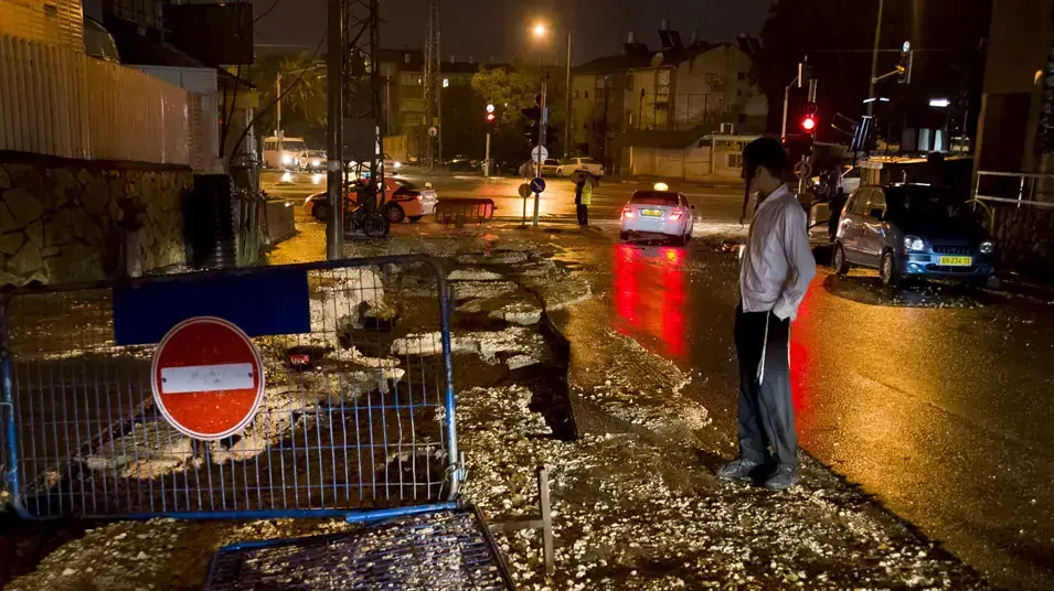 בור נפער בדרך ז'בוטינסקי בבני ברק בור נפער בדרך ז'בוטינסקי בבני ברק